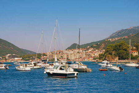 夏天地中海风景。黑山, Kotor 湾。黑塞哥沿海城镇观