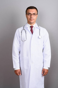 男子医生戴眼镜对灰色背景