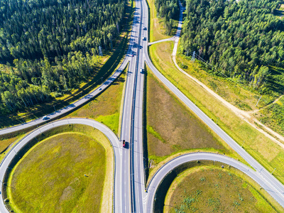 城市道路鸟瞰图。汽车跨越立交立交桥。公路互通交通。公路空中鸟瞰图。高速公路。路口。汽车通过。上方视图