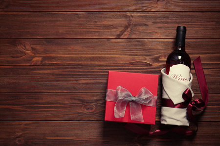 装饰酒的瓶和礼品盒