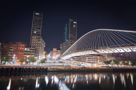 毕尔巴鄂城市景观和行人祖里人行大桥夜景，毕尔巴鄂