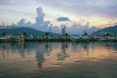 美丽的夜晚景观与游艇和它的倒影在水中。黑山, Kotor 湾 亚得里亚海, 蒂瓦特, 滨海波尔图的景观