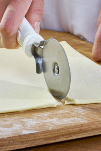做果酱系列羊角面包饼干。用刀切割面团