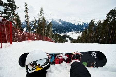 滑雪板高坐在山边上的边坡和眺望远方