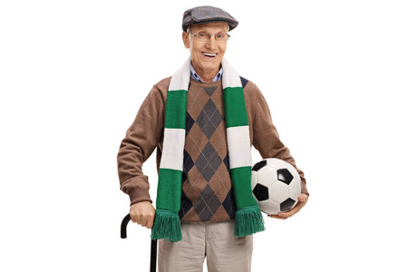 与一条围巾和足球的老年足球迷