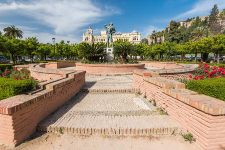 市政厅公园和阿尔卡萨瓦城堡在西班牙马拉加