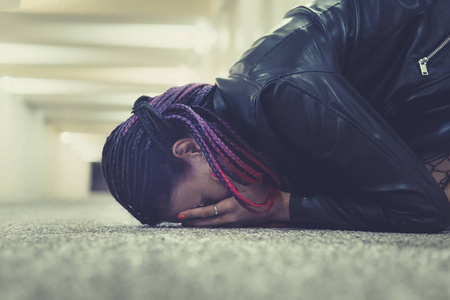 悲伤和孤独的女孩哭着用手遮住她的脸.