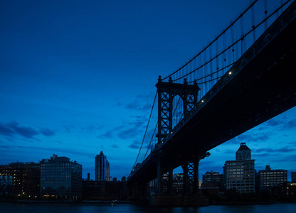 曼哈顿桥梁在黑和蓝色