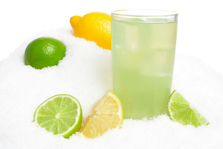 杯具冰多维数据集 酸橙和柠檬两半上雪白色的石灰汁