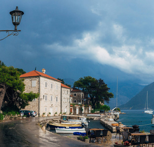 钓鱼 Perast 镇旧海岸的科托尔湾