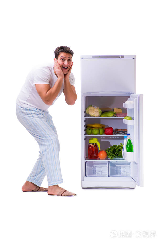 在冰箱里塞满了食物的人
