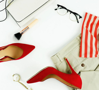 在白色背景下, 将女性服装和配件拼贴与上衣, 长裤, 袋子, 手表, 红色高鞋跟鞋。复制空间
