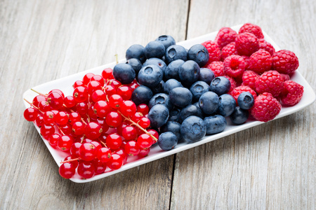 新鲜的蓝莓和红醋栗照片