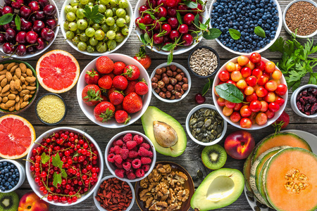 选择抗氧化剂食品。健康的超级食物, 用水果和各种浆果排毒。餐桌上的新鲜营养