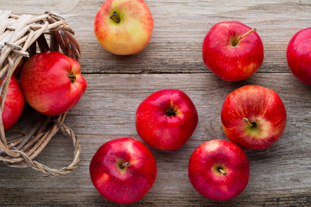 成熟的红苹果，木制背景