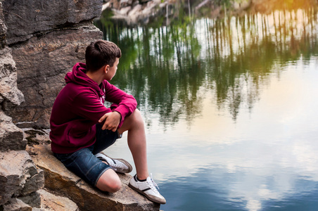 青年在湖边图片
