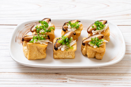 香菇蘑菇和金针蘑菇烤豆腐健康, 素食或素食风格
