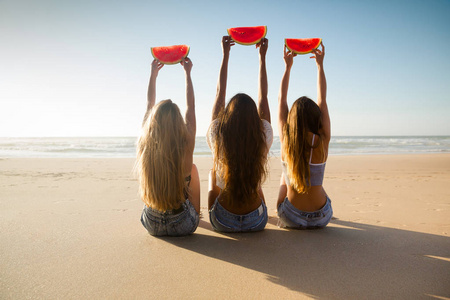 三个漂亮的女孩，在沙滩上