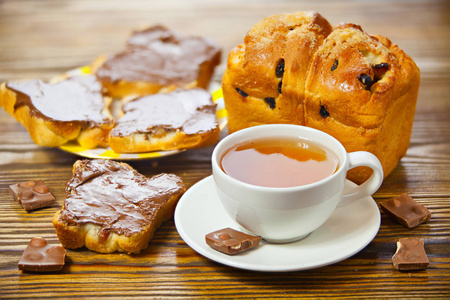 美味的茶与面包和巧克力糊上木照片