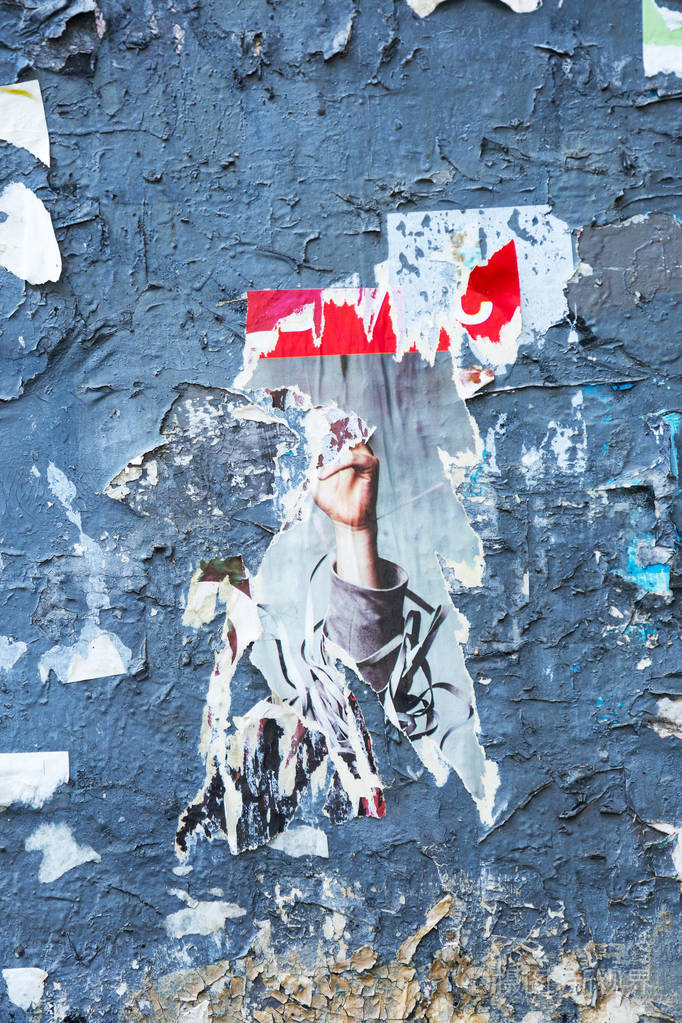 老式广告牌, 带有撕裂的海报, 纸张, 广告, 贴纸广泛的背景或纹理.