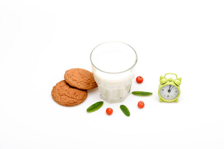 杯牛奶和饼干在白色背景上孤立