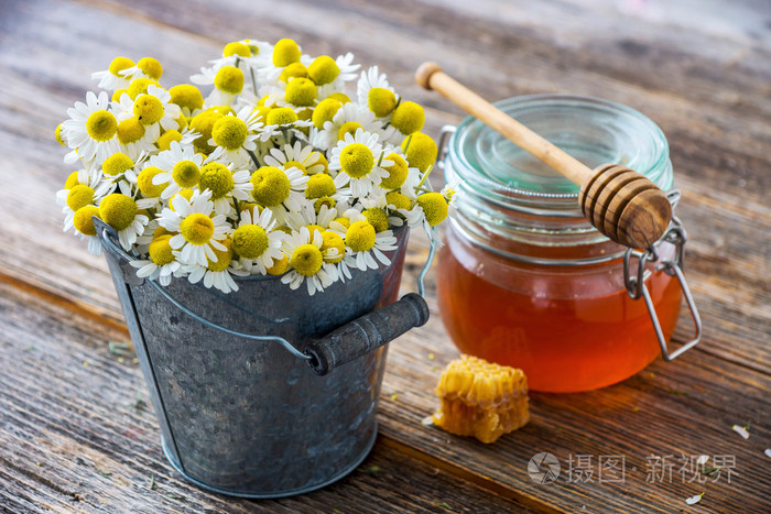 洋甘菊花和蜂蜜照片 正版商用图片0rf0il 摄图新视界 洋甘菊花和蜂蜜照片 正版商用图片0rf0il 摄图新视界
