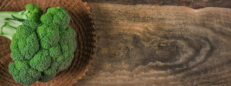 西兰花木制背景上图片