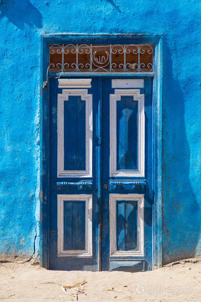 在典型的房子在卢克索的蓝色门
