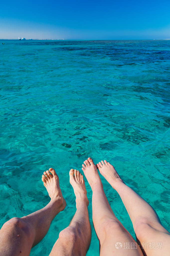 男人和女人做日光浴的腿照片-正版商用图片0rf1u3-摄图新视界