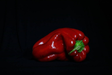 黑色背景上的红辣椒