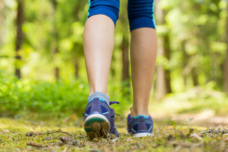走路或跑步的腿在森林里，在夏天自然锻炼。T