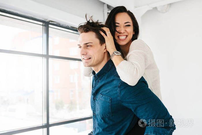 一个男人和一个女人开心的朋友.友谊, 休息, 时间在一起,鬼混