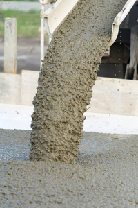 混凝土搅拌机浇注混凝土。人浇混凝土的工作