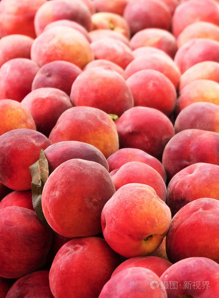 超市里的熟桃子很多