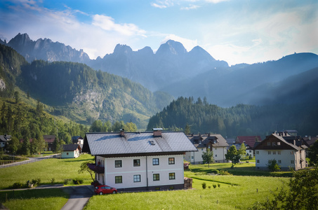 Gosau 村的早上山的美丽景色