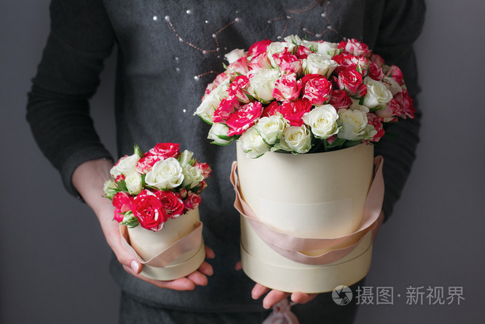 在手新鲜的春花束粉红色桔梗和玫瑰鲜花 绿色叶富群 夏天的背景 帽盒组成照片 正版商用图片0rf6yk 摄图新视界 在手新鲜的春花束粉红色桔梗和玫瑰鲜花 绿色叶富群 夏天的背景 帽盒组成照片 正版商用图片0rf6yk 摄图新视界