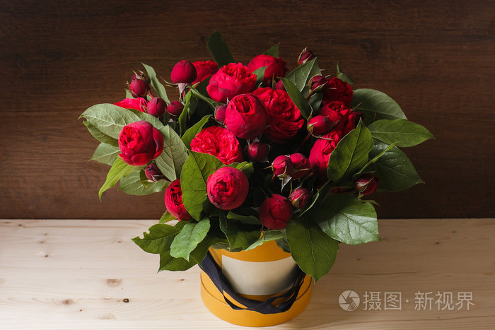在手新鲜的春花束粉红色桔梗和玫瑰鲜花 绿色叶富群 夏天的背景 帽盒组成照片 正版商用图片0rf7fv 摄图新视界 在手新鲜的春花束粉红色桔梗和玫瑰鲜花 绿色叶富群 夏天的背景 帽盒组成照片 正版商用图片0rf7fv 摄图新视界