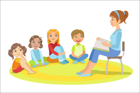 群小的孩子围坐在老师读一个故事照片