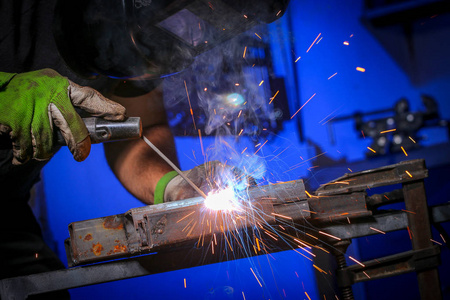 工程师形象焊铁卡通字符持有电路板与焊接元件塑料管自动电焊机白色背