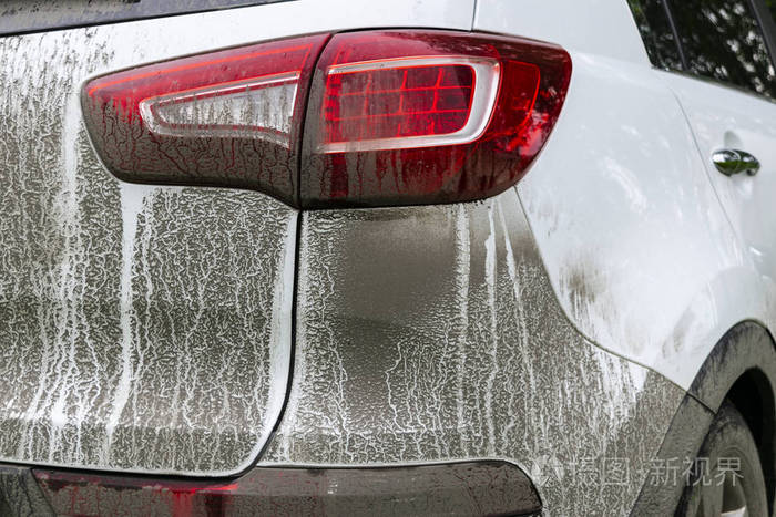 肮脏的车灯, 车轮和保险杠的越野汽车与沼泽溅在侧板上