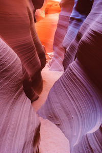 多彩的砂岩墙的上部和更低的羚羊峡谷附近的页，亚利桑那州