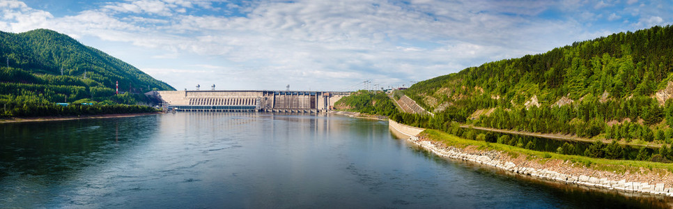 夏天到了,观叶尼塞河的水力发电站照片