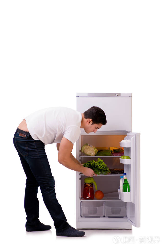 在冰箱里塞满了食物的人