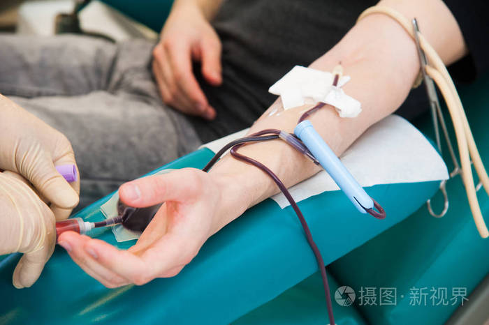 医生在输血献血单位从捐赠者在实验室医院