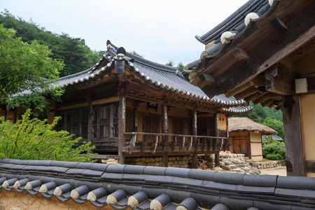 韩国儒家村瓦屋顶屋图片