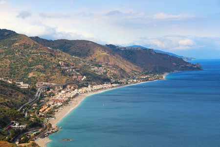 美丽的地中海和海滩看到从陶尔米纳, 西西里岛, 意大利