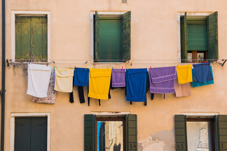 洗衣挂出一个典型的威尼斯门面