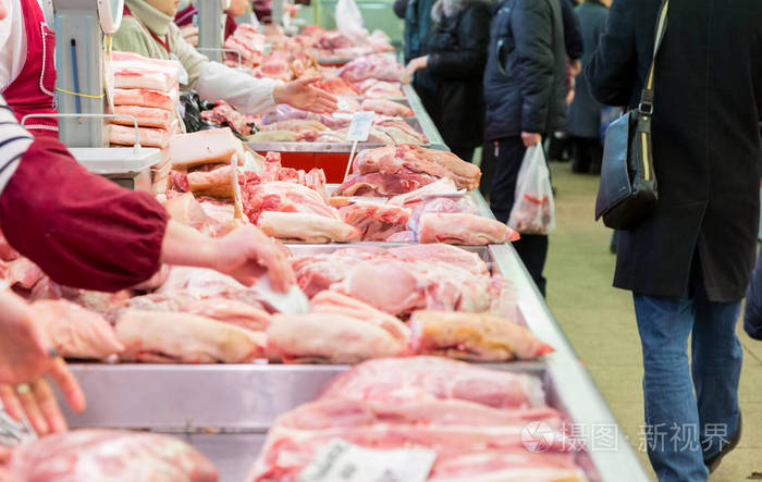 肉在市场部。买家和卖家的市场。生猪肉