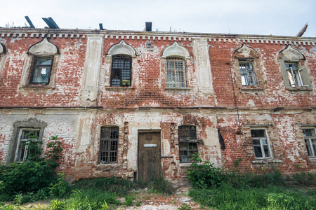 废弃的废红砖楼旧遗址照片