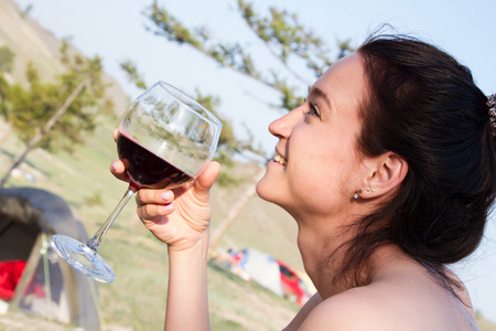 在一次野餐喝红酒的女人